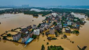 Áradások és földcsuszamlások Kínában: 2 halott