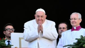 Papa Francisc face apel la încetarea violenței în tradiționalul mesaj de Crăciun