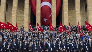 Младежи поставиха венец пред саркофага на Ататюрк...