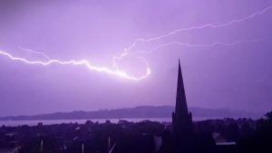 Colpo di un gigantesco fulmine su Dundee, in Scozia