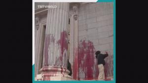 Испания парламенті алдында активисттердің қызыл бояулы протесті