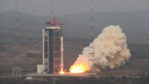 China pone en órbita tres de la familia de satélites Shiyan