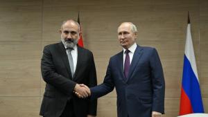 Putin habla con Pashinián y expresa su satisfacción por el alto el fuego en Karabaj
