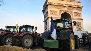 فرانس کے دارالحکومت پیرس میں 66 کسانوں کو حراست میں لےلیا گیا