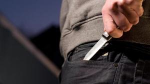 Франция е в шок: Мъж намушка с нож малки деца