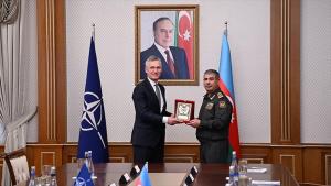 دبیرکل ناتو با وزیر دفاع آذربایجان در باکو دیدار و گفت‌وگو کرد