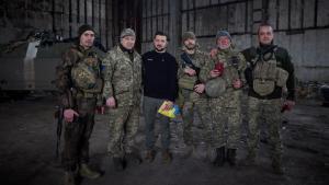 Il presidente ucraino Zelensky visita il fronte di Bakhmut
