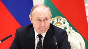 Россиянын президенти Путин Украина менен ыктымалдуу тынчтык сүйлөшүүлөрүнө даяр экендерин билдирди
