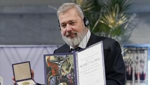 روسی صحافی نے یوکرینی مہاجر بچوں کی فلاح کے لئے اپنا نوبل ایوارڈ بیج ڈالا