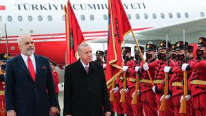 Erdogan est arrivé à Tirana en Albanie pour sa première visite à l'étranger de l’année