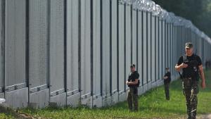 Полша издигна стоманена стена на границата с Беларус...