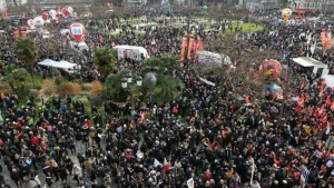 Százezrek tiltakoztak a nyugdíjreform ellen Franciaországban