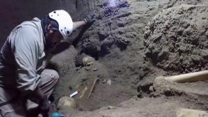 Descubren una tumba con restos humanos que podría datar del siglo V en la capital de Perú