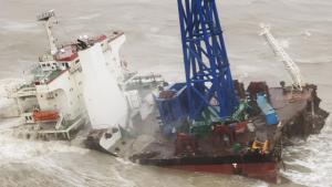 ہانگ کانگ: بحری جہاز 2 ٹکڑے ہو کر ڈوب گیا، 27 جہاز ران لاپتہ