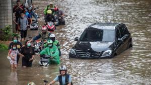 جزیرےسولاویسی پر آنے والے سیلاب اور لینڈ سلائیڈنگ سے 15 افراد ہلاک، انڈونیشیا