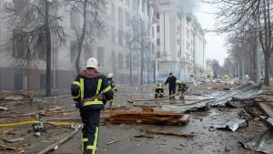 Rescatistas realizan búsquedas entre los restos de ataques aéreos en Ucrania