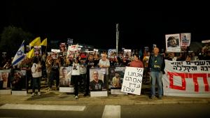 تظاهرات خانواده‌های اسرای اسرائیلی در مقابل دفتر نتانیاهو