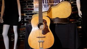 Djon Lennonnıñ gitarası satıldı