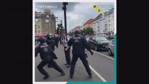 ضرب و شتم تظاهرات‌کنندگان از سوی پلیس آلمان