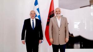 Kryediplomati grek vizitoi Tiranën, takoi Kryeministrin e Shqipërisë