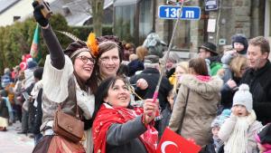 比利时土耳其村庆祝传统狂欢节