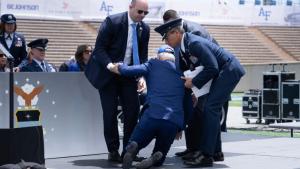 Байдън се спъна на сцената в Колорадо...