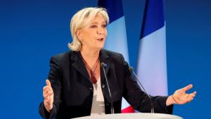 Marine Le Pen ya no quiere eliminar el euro