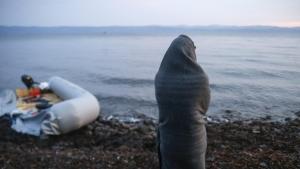 Grecia deja a morir a 136 migrantes en medio del mar