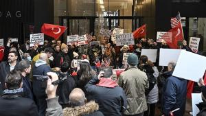 تجمع اعتراض‌آمیزمسلمانان آمریکایی به آتش زدن قرآن کریم در مقابل سفارتخانه ترکیه در استکهلم