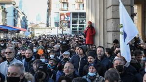 意大利人在罗马和米兰举行示威抗议疫苗和防控措施