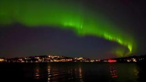 Građani Stockholma uživali u jedinstvenim i intenzivnim bojama polarne svetlosti