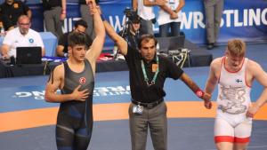 土耳其摔跤健将成为世界冠军