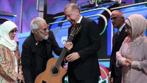 یوسف اسلام به رئیس جمهور ترکیه گیتار هدیه داد