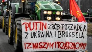 Gli agricoltori polacchi lanciano slogan pro-Putin