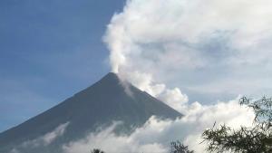 تخلیه ساکنان مناطق اطراف آتشفشان مایون در فیلیپین آغاز شد