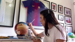 Lili Cantero, una joven paraguaya se dedica a pintar botas y balones de fútbol