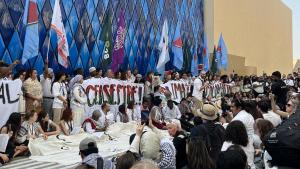 活动人士在COP28举行示威声援巴勒斯坦