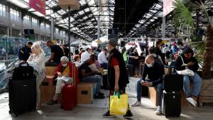 法国铁路工人罢工 交通受影响
