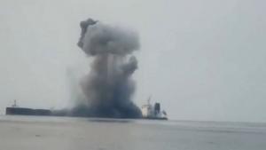 حوثیوں کا بحیرہ احمر اور بحر ہند میں بحری جہازوں پر ڈرونز اور کروز میزائلوں سے حملہ