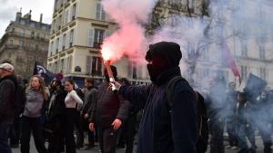 Fransada davam edən etiraz aksiyalarında polis nümayişçilərə zorakılıq göstərir