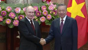 Putyin orosz elnök  Vietnamba utazott hivatalos észak-koreai látogatása után