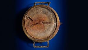 Fue vendido por 31 mil dólares un reloj de pulsera derretido en Hiroshima 1945