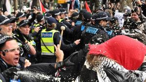 澳大利亚警方对抗议以色列的示威者进行暴力干预