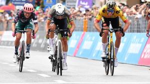 Şose velosipedində ilin ilk böyük turu olan Giroda mübarizə davam edir