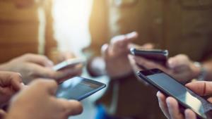 Köztisztviselőknek nem szabad letölteniük  közösségi médiát munkahelyi telefonjukra Franciaországban