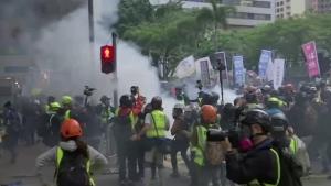 400 detenidos en una nueva jornada de disturbios en Hong Kong