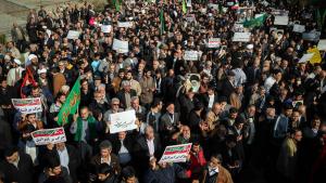 伊朗亲政权人士涌向街头举行示威游行