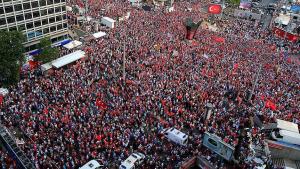 ملت ترکیه به پاسداری از دموکراسی ادامه میدهد