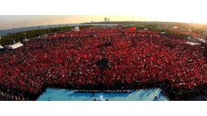 Se arranca el histórico mitin por la Democracia y los Mártires en la Plaza de Yenikapı con la participación de toda Turquía con todos sus colores