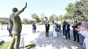 Bakının Dənizkənarı Milli Parkında dünyaşöhrətli müğənni Müslüm Maqomayevin abidəsinin açılışı olub